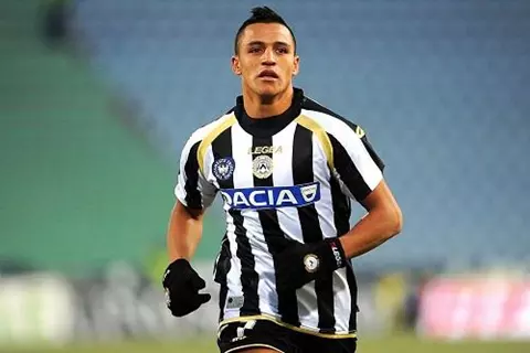 أليكسيس سانشيز يقترب من العودة إلى الدوري الإسباني